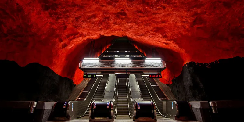Olvida el metro de Barcelona y descubre sus estaciones más impresionantes